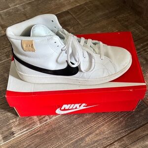 Nike court royale 2 mid                White and Black High-Tops